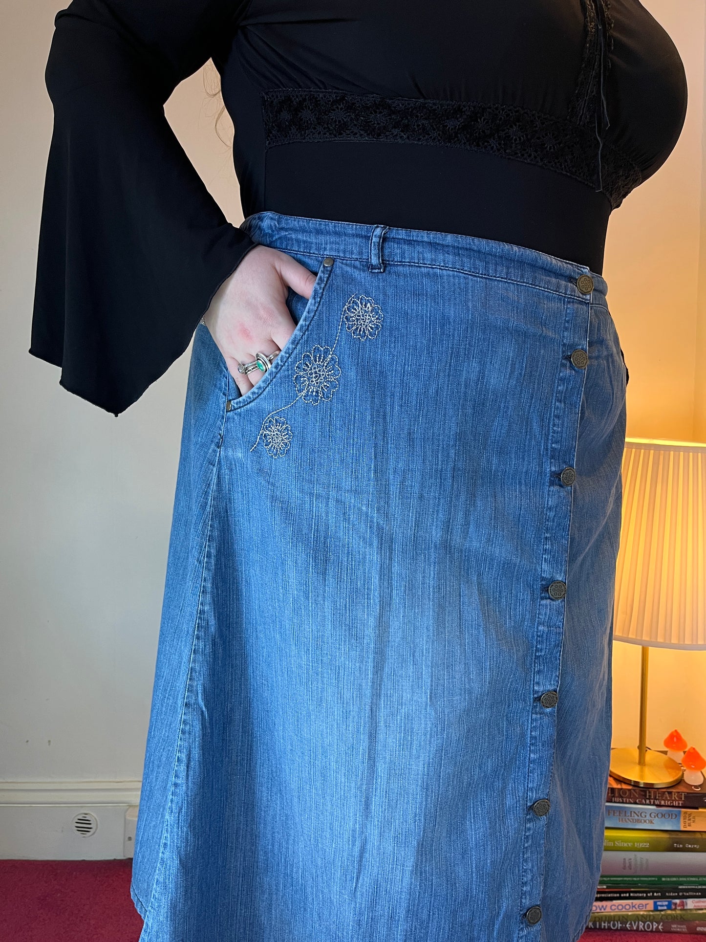 Vintage embroidered denim midi skirt 🦋