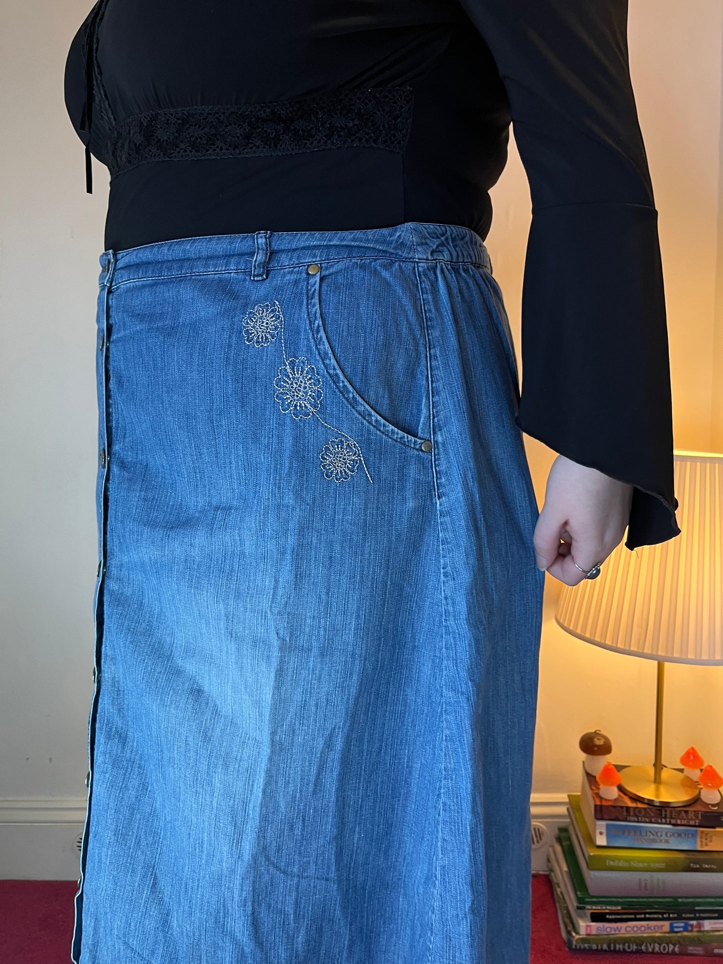 Vintage embroidered denim midi skirt 🦋